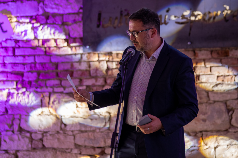 Obrázek epizody Podcast je něco, co lehce dráždí vaše smysly a nevyžaduje vždycky vaši plnou koncentraci, říká Jiří Hošek, autor podcastu Angličan a vítěz kategorie Sport v anketě Podcast roku