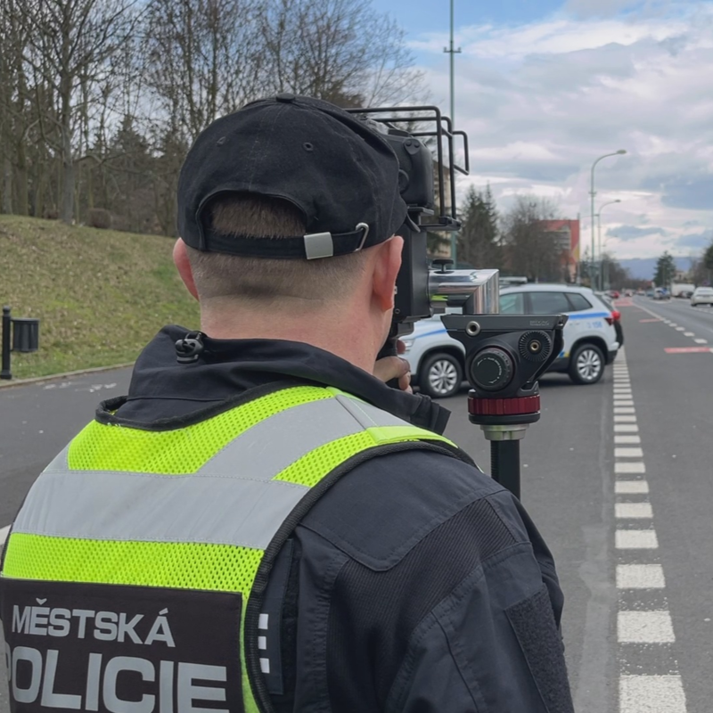 Obrázek epizody Ochrana zranitelných účastníků provozu v Mostě, tedy zejména dětí. To je cílem měření rychlosti projíždějících automobilů, které provádějí strážníci městské policie novým přenosným radarem.