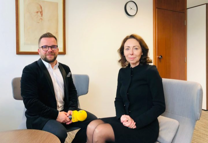 Obrázek epizody Měla jsem pocit, že sedím naproti královně, i když jsem ji viděla jen z obrazovky, vzpomíná v Press klubu velvyslankyně Marie Chatardová