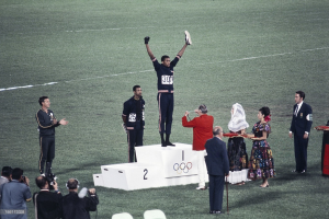 Obrázek epizody 18. října: Den, kdy byli američtí sprinteři potrestáni za gesto černé síly