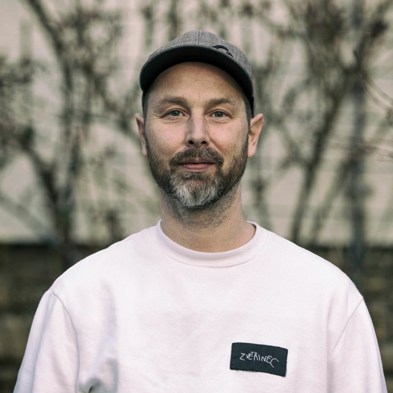 Obrázek epizody RADEK HEROLD - rozhovor o práci v divadelní malírně a probíhající výstavě MIX