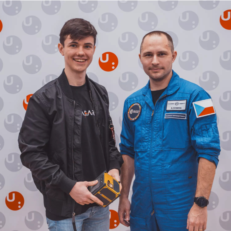 Obrázek epizody Čaj o páté nejen o vesmíru s Alešem Svobodou a Simonem Klingou