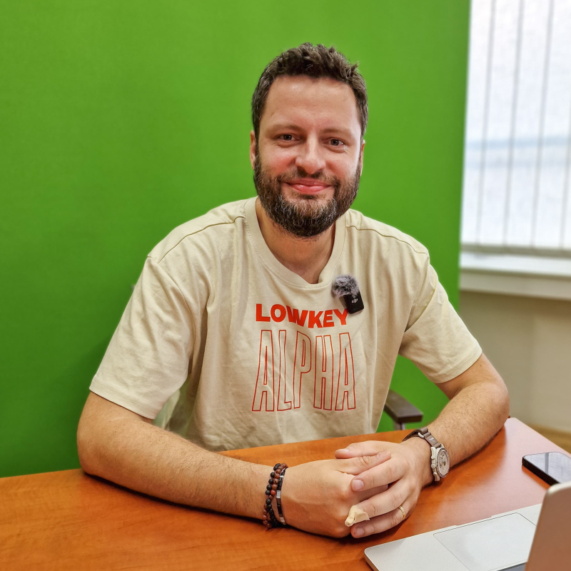 Obrázek epizody Fiala chce 308 tisíc měsíčně. Zase si zvyšují platy. Státní dluh láme rekordy. | Čau Praho #142