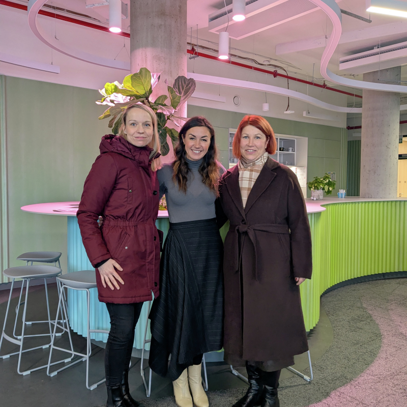 Obrázek epizody "„Nejsem žádný sociální případ!"" Právě tahle věta často brání lidem říct si o pomoc. Co to vůbec znamená nízkoprahové centrum, a jak funguje sociálně akviziční služba? S organizací POINT Milovice o významu sociální pomoci."