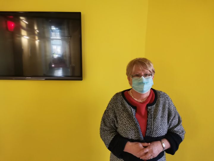 Obrázek epizody Lékařka Iva Holmerová: Senioři se stále chovají rozumně a zodpovědně. Radím jen, aby byli trpěliví