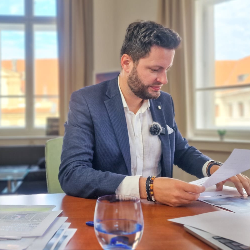 Obrázek epizody Čau Praho! #37: STAN a 30 milionů Kč pro manžela. Volby by vyhrálo ANO.