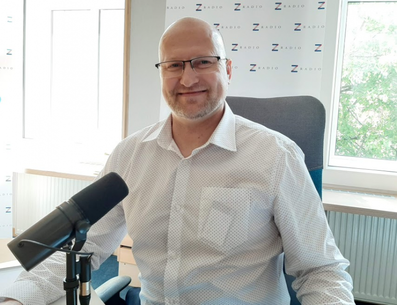 Obrázek epizody Umíme vyrobit velmi kvalitní potraviny, ale máme je problém dostat do sítě k zákazníkům. Chceme zajistit systém, aby je měly obchodní řetězce zájem pustit do obchodní sítě, říká předseda Zemědělského svazu Martin Pýcha