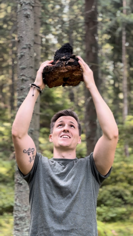 Obrázek epizody Martin Máša: "Sdílíme DNA s houbami. Možná i proto na nás působí tak silně."
