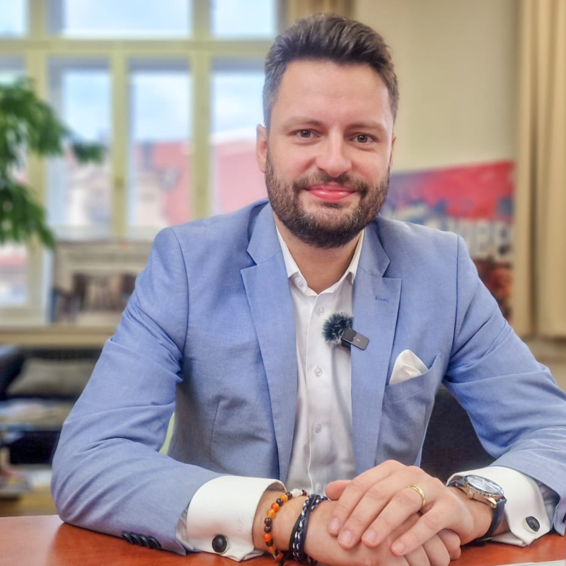 Obrázek epizody Fiala chce prodávat zbraně do Afriky. Česko se vrací do devadesátek. Elektřina zdraží | Čau Praho#56