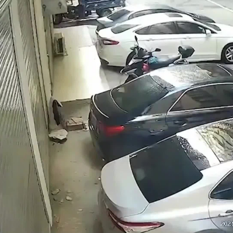 Obrázek epizody Žena při intimních hrátkách vypadla z balkonu na střechu auta