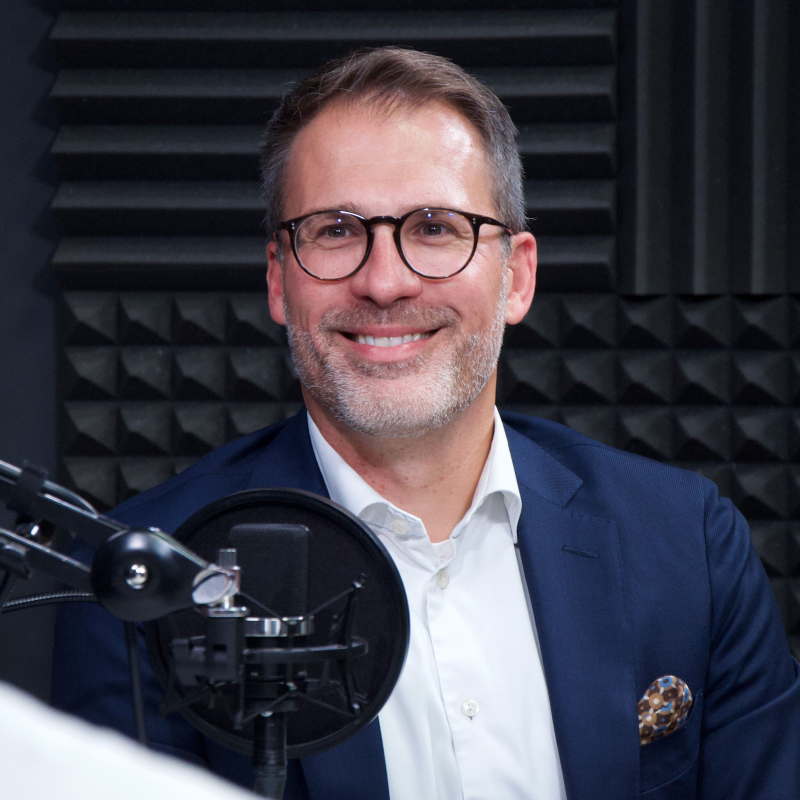 Obrázek epizody 53: Tobias Sonndorfer (VIG Re): Decentralizace není chaos. Chaos je řídit globální firmu z jednoho stolu