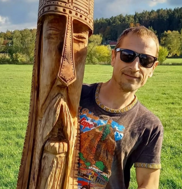 Obrázek epizody Jsem začínající řezbář. Potřeboval jsem doma něco opravit, koupil jsem si nářadí a omylem jsem zavadil o dřevo. Díky tomu přeskočila nějaká jiskra, říká frontman kapely Wohnout Matěj Homola