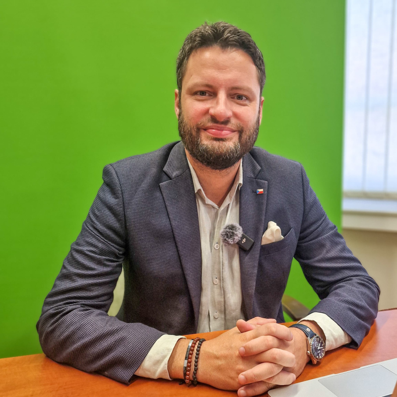 Obrázek epizody Další kampelička? Nová Fialova kauza. Válkovy kamarádšofty za stovky milionů Kč. | Čau Praho #141