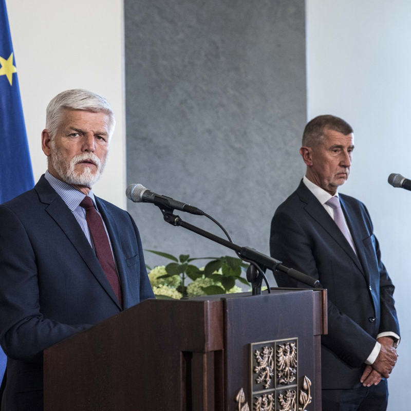 Obrázek epizody Prezidenta štve Babiš, toho štve Macinka s Okamurou. Zákulisí vyjednávání o nové vládě