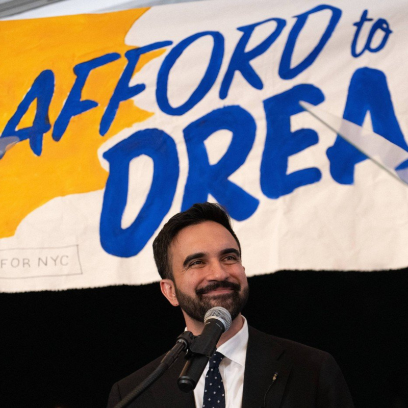 Obrázek epizody Co mají společného Trump, Musk a socialista Mamdani. Demokraté v New Yorku překvapili sami sebe