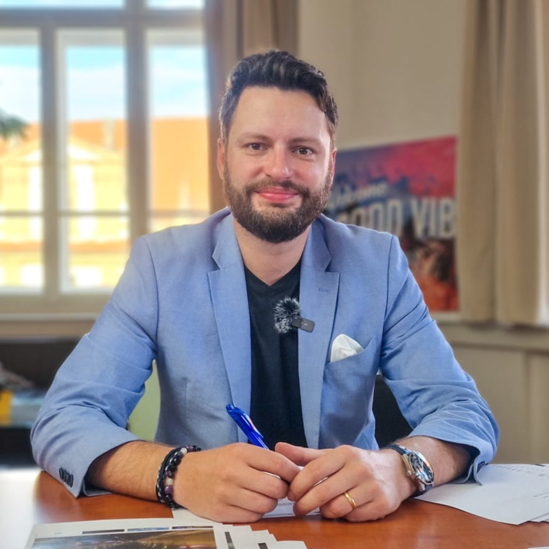 Obrázek epizody Čau Praho! #40: Luxusní Bartošovo občerstvení za 20 milionů Kč. ČR se propadá na všech žebříčcích