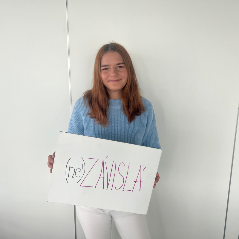Obrázek epizody 84.díl (ne!)ZÁVISLÁ: Studentka Karolína si prošla kojeneckým ústavem a adopcí