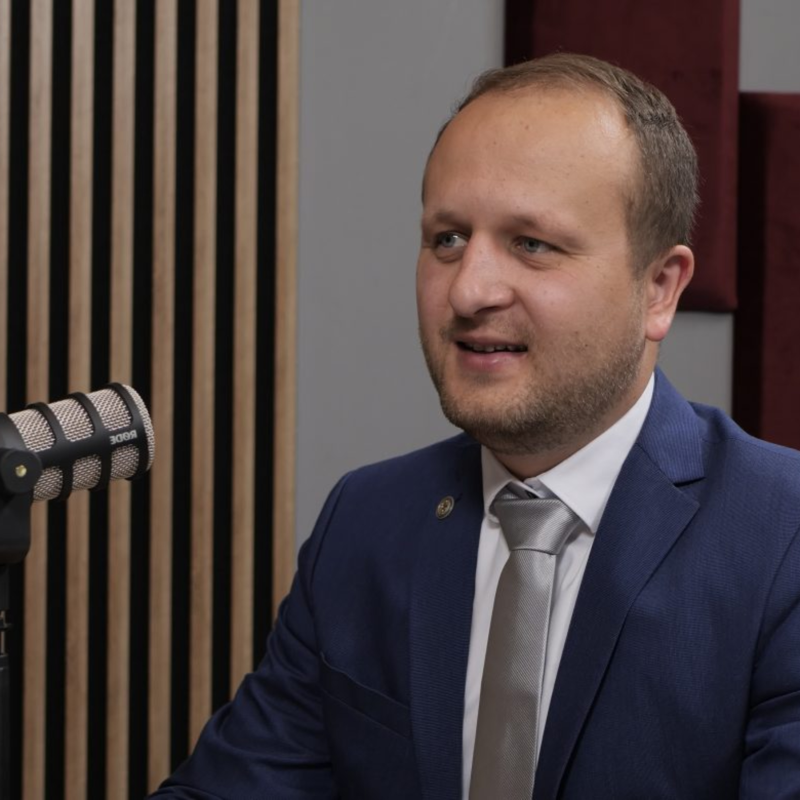 Obrázek epizody #85 Panika není na místě, vzkazuje firmám šéf NÚKIB. Doporučuje ale obezřetnost