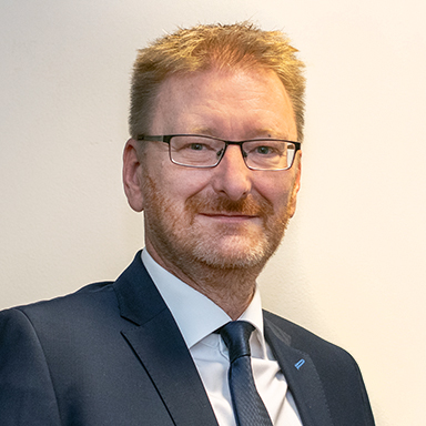 Obrázek epizody Proč by měl mít váš finanční poradce odbornou zkoušku Master of Financial Planning? Jaké z toho plynou pro Vás bonusy? Nejen o tom jsme si povídali s Markem Černochem, výkonným ředitelem České asociace společností finančního poradenství a zprostředkování.