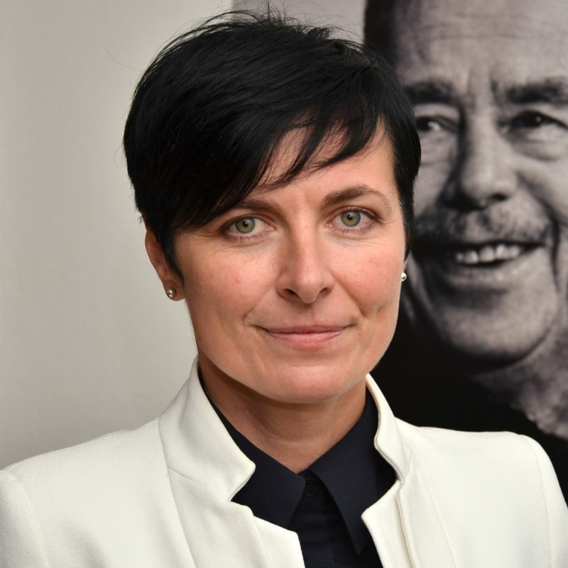 Obrázek epizody Lenka Bradáčová: Zpřísnění trestních sazeb za nenávistné výroky na internetu by se minulo účinkem