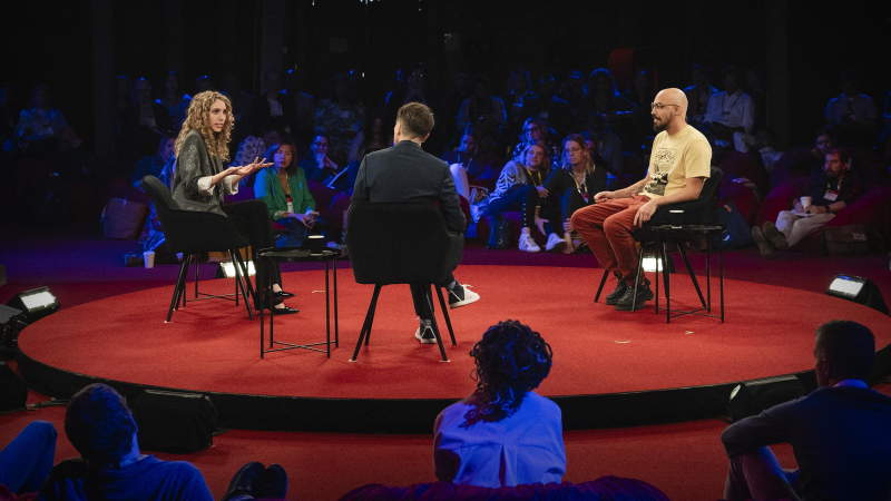 Obrázek epizody What's our relationship to AI? It's complicated | AC Coppens, Kasley Killam and Apolinário Passos