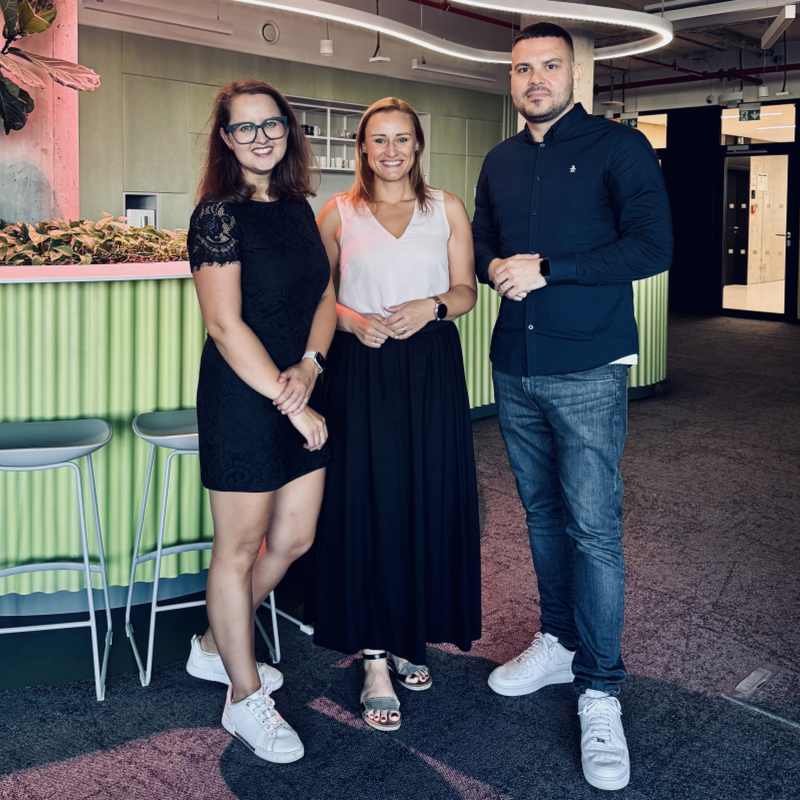 Obrázek epizody „Jeden týden nás politici označí za zkorumpované a druhý týden mávají naším výstupem – to už bereme jako realitu.“ S Transparency International o politických kauzách, odpovědnosti, korupci a české politické kultuře.