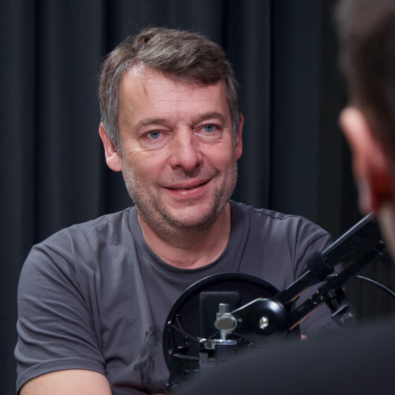 Obrázek epizody 37: Šimon Pánek (Člověk v tísni): Učíme se pochopit hierarchie a silové vektory ve společnosti