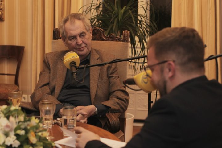 Obrázek epizody Miloš Zeman: Policistovi, který vytáhl 10 lidí z ohně s nasazením života, udělím medaili za hrdinství