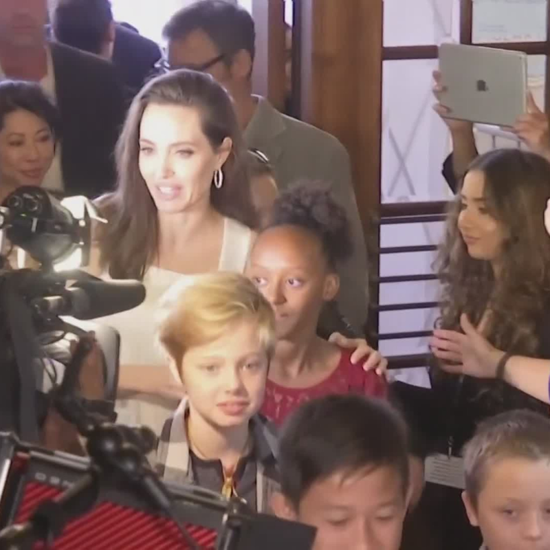 Obrázek epizody Neuvěříte, s kým randí Angelina Jolie (zdroj: CNN Prima NEWS)