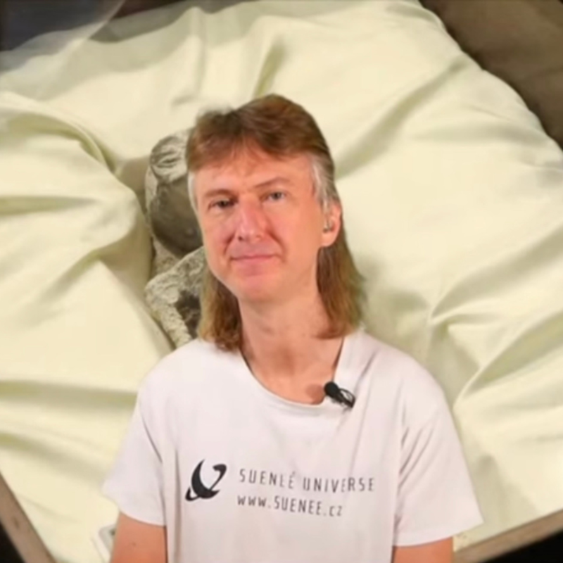 Obrázek epizody Sueneé, Mimozemšťané mezi námi