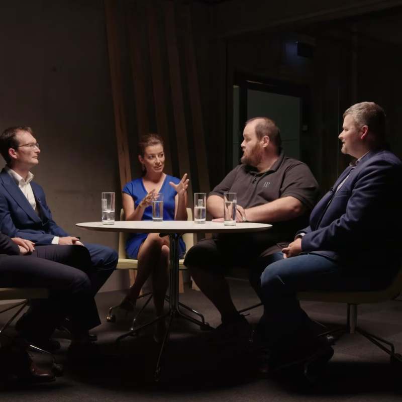 Obrázek epizody Komunitní energetika umožní sdílení elektřiny mezi lidmi. Zelenou energii dovede i do historických center měst.