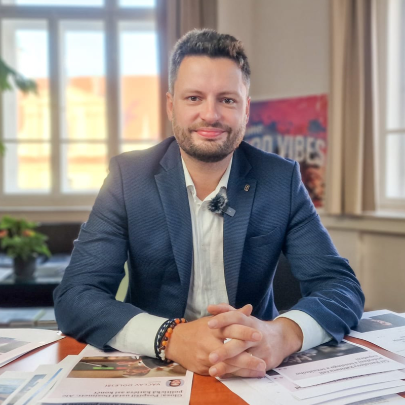 Obrázek epizody Čau Praho! #49: Piráti řeší jeden sexuální skandál za druhým. Stát chce sebrat hendikepovaným peníze