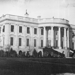 Obrázek epizody 13. října: Den položení základního kamene Bílého domu