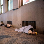 Obrázek epizody Čtyřicet lidí bez domova dostalo sto tisíc. Nejčastěji je dali za bydlení, ukázal unikátní projekt