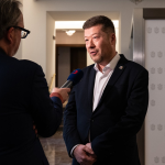 Obrázek epizody Okamura nejprve slíbil umírněnost, pak sundal ukrajinskou vlajku. Jaký bude předseda sněmovny?