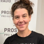 Obrázek epizody AI vašemu dítěti nikdy neřekne: Teď nemám čas. Proč jí děti začínají věřit víc než rodičům?