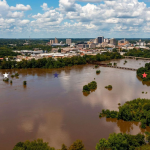 Obrázek epizody Guvernér Mississippi, korupce s fotbalistou a desítky tisíc lidí bez vody