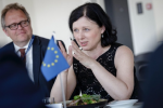 Obrázek epizody Eurokomisařka Věra Jourová pro Rádio Z:  Z Ruska a Číny se do Evropy dostávají dezinformační údaje, máme na to důkazy. Jejich cílem je podlomit soudržnost a posílit obavy lidí.