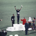 Obrázek epizody 18. října: Den, kdy byli američtí sprinteři potrestáni za gesto černé síly