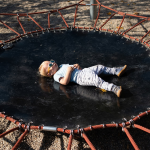 Obrázek epizody Rodiče po celém světě mají méně dětí. Omezování žen ani migrace propad porodnosti nezvrátí