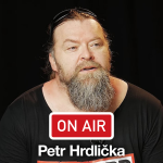 Obrázek epizody Petr Hrdlička (Škwor) ON AIR: „Devadesátky byly dobrý. Pokud jsi neskončil v sudu.”