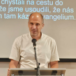 Obrázek epizody Petr ROHAN: Když Duch zavře dveře (13. 6. 2026)