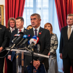 Obrázek epizody Končící vláda vydírá rozpočtem nastupující kabinet kvůli vedení Sněmovny