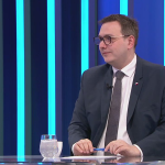 Obrázek epizody Nebojím se říct, že třetí světová válka začala, ukázal Lipavský na „osu zla“. Macinka ho krotil