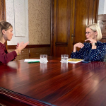 Obrázek epizody Stavební zákon a aktuální politické dění ve vládě se Zuzanou Mrázovou, ministryní pro místní rozvoj. Jak bude vypadat schůze, kde vláda požádá o důvěru a Senát slaví 30 let