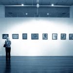 Obrázek epizody Giacomettiho figury jako průhledná konstrukce. Ve Veletržním paláci vystavují velkého Švýcara