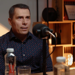 Obrázek epizody Podcast Bez bruslí s generálním manažerem Mountfieldu HK Alešem Kmoníčkem