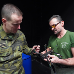 Obrázek epizody Skupina D dovážející drony na Ukrajinu může doplácet na servilitu úředníků