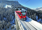Obrázek epizody V kantonu Graubünden vás po jedinečné Rhétské dráze sveze panoramatický vlak Bernina expres od ledovců k palmám, říká bikerka a cestovatelka Andrea Drengubáková.