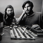 Obrázek epizody Z garáže do celého světa. Jak se firmě Apple vede po padesáti letech v éře AI a celních bariér?